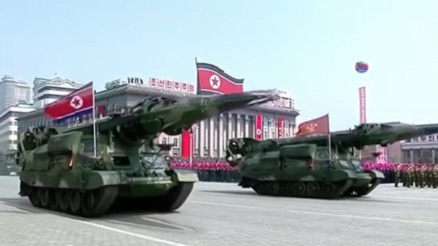 Tên lửa được cho là KN-17 trong lễ diễu binh của Triều Tiên hôm 15/4. (Ảnh: Telegraph)