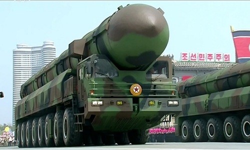 Mẫu tên lửa được cho là ICBM mới của Triều Tiên trong lễ duyệt binh ngày 15/4. Ảnh: Reuters.