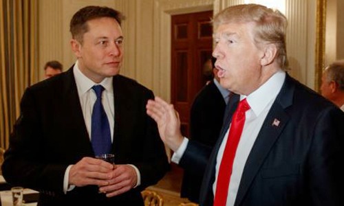 CEO Tesla - Elon Musk (trái) là một trong những nhà lãnh đạo phản ứng mạnh mẽ nhất. Ảnh:AP