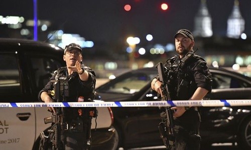 Cảnh sát phong tỏa hiện trường vụ lao xe trên cầu London. Ảnh:AP