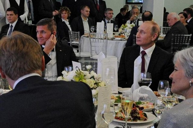 Tổng thống Nga Vladimir Putin (thứ hai từ phải sang) ngồi cạnh cựu Cố vấn An ninh Quốc gia Mỹ Michael Flynn tại bữa tiệc tối ở Moscow năm 2015 (Ảnh: Reuters)