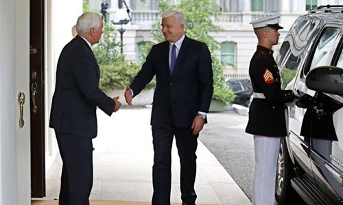 Thủ tướng Montenegro Dusko Markovic (giữa) gặp Phó tổng thống Mỹ Mike Pence tại Nhà Trắng hôm 5/6. Ảnh:Reuters