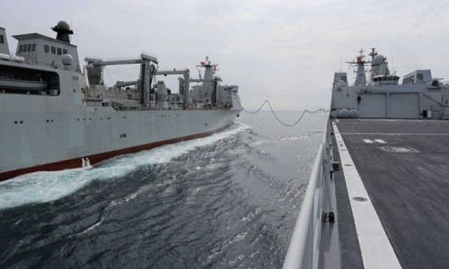Tàu tiếp tế lớp Type 901 (trái) thử nghiệm tiếp nhiên liệu cho tàu đổ bộ tấn công lớp Type 071 của hải quân Trung Quốc tại Biển Đông. Ảnh:Via chinamil