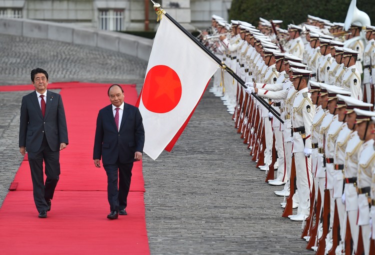 Thủ tướng Nhật Bản Shinzo Abe đón Thủ tướng Nguyễn Xuân Phúc. Sau lễ đón, hai Thủ tướng tiến hành hội đàm. Ảnh: VGP/Quang Hiếu