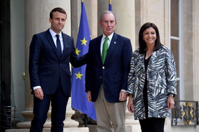 Tổng thống Pháp Emmanuel Macron hoan nghênh cựu thị trưởng thành phố New York, Michael Bloomberg bên cạnh thị trưởng Paris, Anne Hidalgo trước cuộc họp của họ tại Cung điện Elysee tại Paris ngày 2/6 vừa qua. (Nguồn: Christophe Petit Tesson-AFP/Getty Image