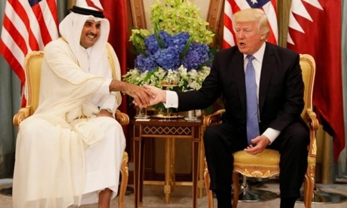Quốc vương Qatar Tamim bin Hamad al-Thani tiếp Tổng thống Mỹ Donald Trump. Ảnh:Reuters