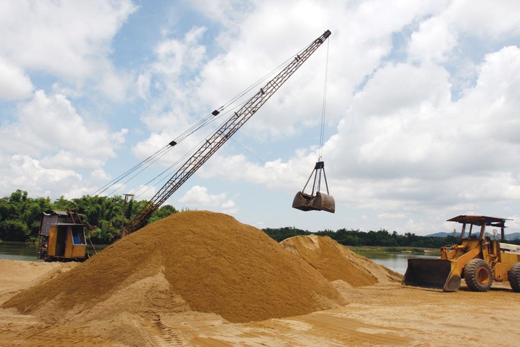 Sản lượng cát khai thác tự nhiên chỉ đáp ứng được 50 - 60% nhu cầu thị trường. Ảnh: Tường Lâm