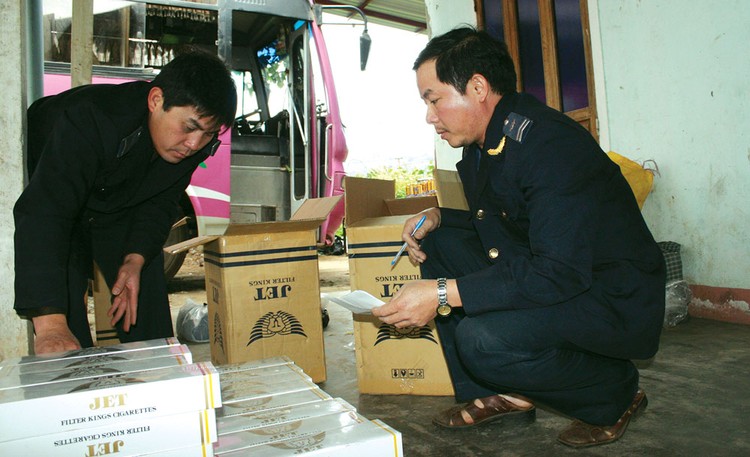 Doanh nghiệp thuốc lá Việt lo lắng về sức ép cạnh tranh nếu thuốc lá lậu được tái tiêu thụ. Ảnh: Huyền Trang