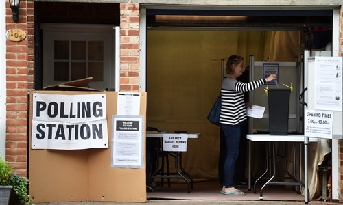Một phụ nữ bỏ phiếu bầu thủ tướng Anh tại khu vực nam London. Ảnh:Reuters.