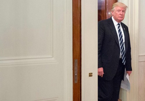 Tổng thống Donald Trump bước vào phòng Tiệc Quốc giatại Nhà Trắng hôm 8/6. Ảnh:AP