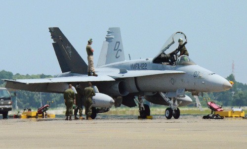 Chiếc F-18 hạ cánh khẩn sau khi có cảnh báo lỗiđộng cơ. Ảnh:Japan Times