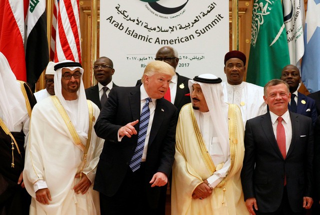 Tổng thống Donald Trump và các quan chức vùng Vịnh tại Ả-rập Xê-út hôm 21/5 (Ảnh: Reuters)