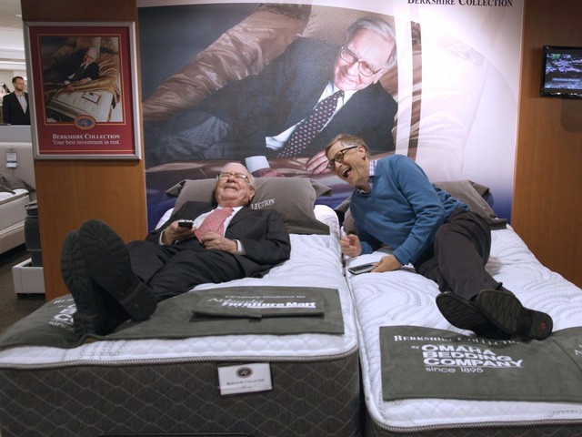 Hai tỷ phú Bill Gates và Warren Buffett cùng nhau thử chiếc nệm được đặt tên “Warren”. (Nguồn: Business Insider)