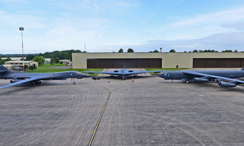 Ba máy bay ném bom B-2, B-1 và B-52 Mỹ lần đầu tập trung tại căn cứFairford, Anh. Ảnh:Business Insider.