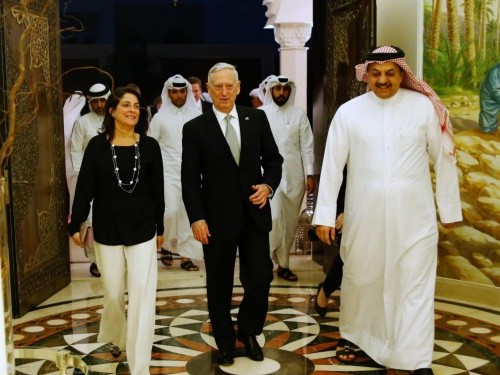 Bà Dana cùng Bộ trưởng Quốc phòng Mỹ James Mattis trong cuộc gặp quan chức Qatar tại Doha hôm 22/4. Ảnh:AFP