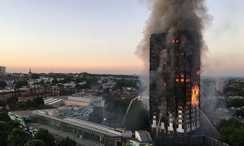 Lửa bao trùm chung cư Grenfell 27 tầng ở London. Ảnh:AFP