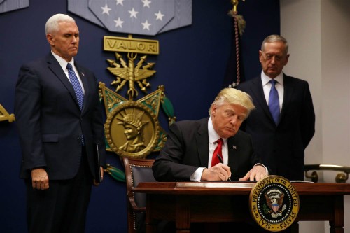 Tổng thống Donald Trump ký sắc lệnh hành pháp cấm nhập cảnh đối với công dân từ sáu nước Hồi giáo. Ảnh:Reuters
