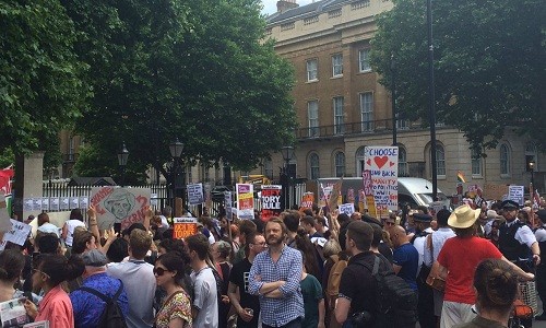 Người biểu tình tụ tập trước dinh Thủ tướng Anh. Ảnh:The Guardian.
