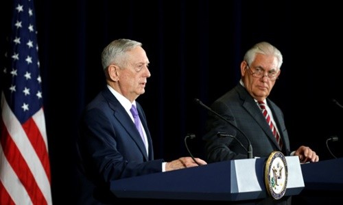 Bộ trưởng Quốc phòng Mỹ James Mattis và Ngoại trưởng Rex Tillerson trong phiên họp báo chung sau cuộc thảo luận với các quan chức ngoại giao, quốc phòng Trung Quốc ở Washington vào hôm qua. Ảnh:Reuters.