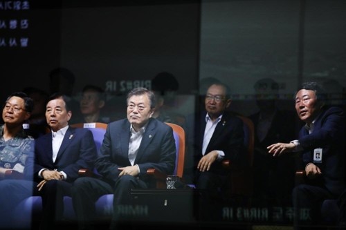 Tổng thống Hàn Quốc Moon Jae-in thị sát vụ thử tên lửa Hyunmoo ngày 23/6 (Ảnh: Yonhap)