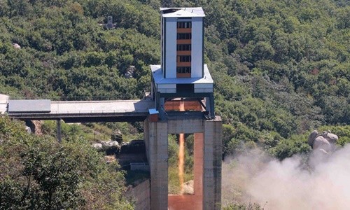 Một cuộc thử nghiệm động cơ tên lửa tại Sohae của Triều Tiên. Ảnh:KCNA/Reuters.