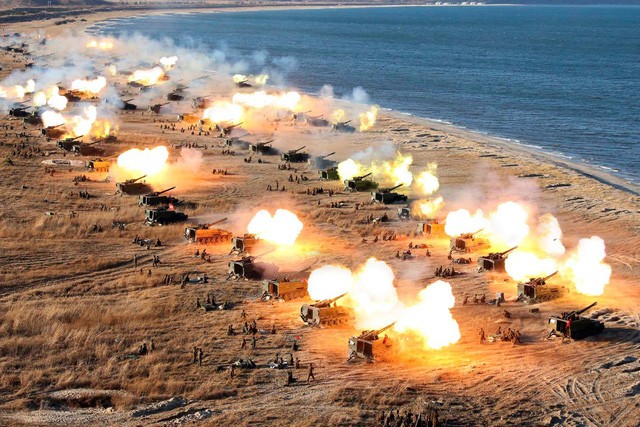 Quân đội Triều Tiên tập trận pháo binh bên bờ biển (Ảnh: KCNA)