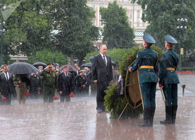 Ảnh thế giới nổi bật tuần qua: Tổng thống Putin đặt hoa tưởng niệm dưới mưa