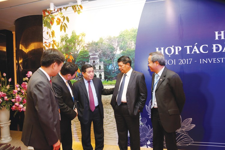 Bộ trưởng Nguyễn Chí Dũng trao đổi với các nhà đầu tư tại Hội nghị “Hà Nội 2017 - Hợp tác đầu tư và phát triển”. Ảnh: Tuấn Dũng