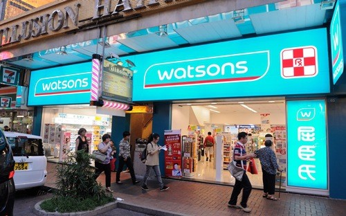 A.S. Watson, là mảng kinh doanh bán lẻ của tập đoàn Hutchison Holdings thuộc sở hữu của tỷ phú giàu nhất Hồng Kông Lý Gia Thành - Ảnh: Epoch Times.