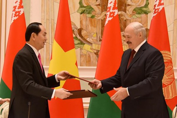 Chủ tịch nước Trần Đại Quang và Tổng thống Alexander Lukashenko trao đổi văn kiện sau khi ký Tuyên bố chung