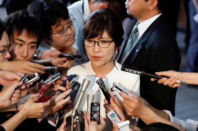 Bộ trưởng Quốc phòng Tomomi Inada trả lời câu hỏi của báo giới (Ảnh: Reuters)