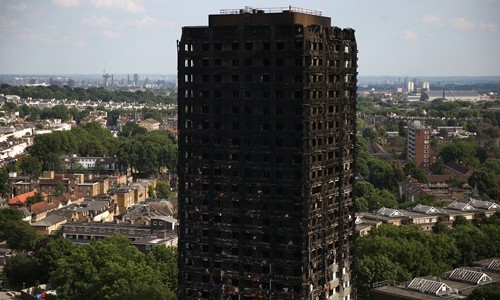 Tháp Grenfell sau vụ hỏa hoạn hôm 14/6. Ảnh:Reuters.