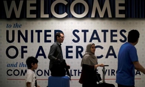 Hành khách quốc tế tới sân bay Washington Dulles ở Dulles, Virginia, Mỹ, ngày 26/6. Ảnh:Reuters.