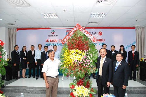 Ban lãnh đạo Kienlongbank tiếp nhận lẵng hoa chúc mừng từ lãnh đạo tỉnh Kiên Giang.