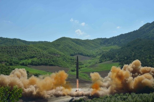 Tên lửa Hwasong-14 được Triều Tiên phóng hôm qua. Ảnh:Reuters.
