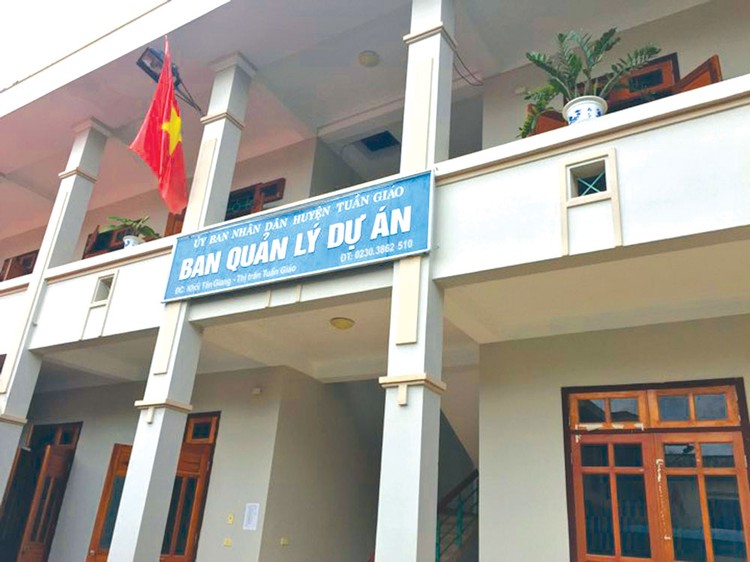 Từ lãnh đạo đến nhân viên Ban QLDA huyện Tuần Giáo, tỉnh Điện Biên đều trả lời không biết ai là người được giao bán HSMT