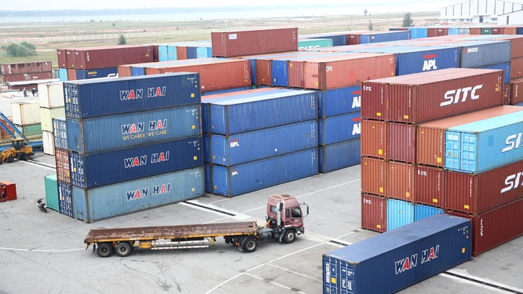 Thông qua thỏa thuận các khoản thanh toán tiền mua 9.000 container, Nguyễn Hồng Anh đã lừa đảo, chiếm đoạt của ngân hàng hơn 21 triệu USD. Ảnh: Lê Tiên