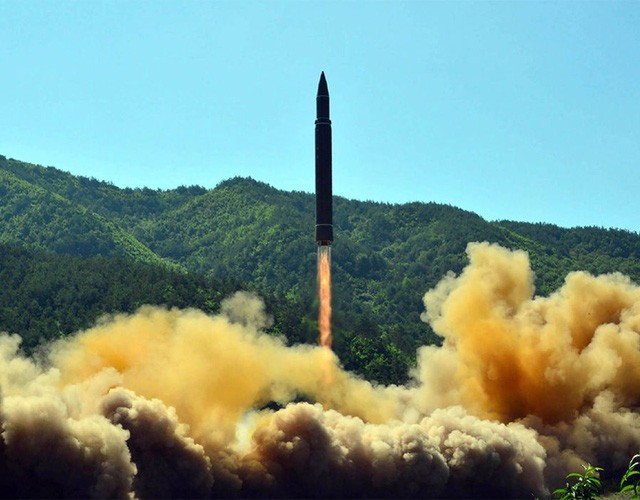 Tên lửa đạn đạo liên lục địa của Triều Tiên rời bệ phóng trong vụ phóng thử ngày 4/7 (Ảnh: AFP)