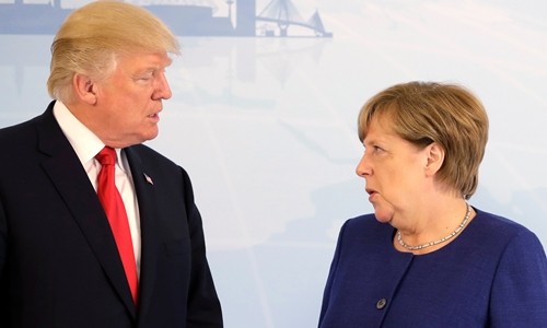 Tổng thống Mỹ Donald Trump và Thủ tướng Đức Angela Merkel gặp nhau tại Hamburg, Đức, ngày 6/7. Ảnh:Reuters.