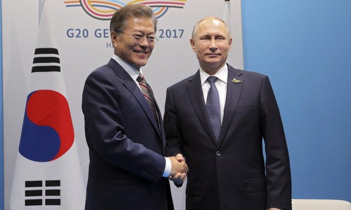 Tổng thống Hàn Quốc Moon Jae-in và Tổng thống Nga Vladimir Putin hội đàm bên lề hội nghị thượng đỉnh G20. Ảnh:Reuters.
