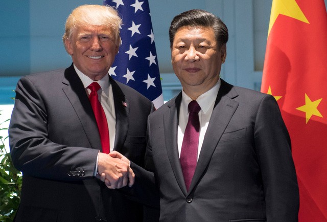 Tổng thống Donald Trump (trái) bắt tay Chủ tịch Tập Cận Bình tại cuộc gặp song phương ở Đức ngày 8/7 (Ảnh: Reuters)