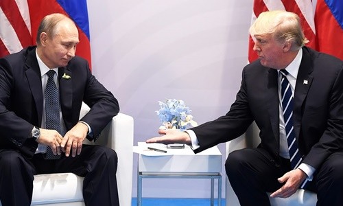 Tổng thống Mỹ Donald Trump và Tổng thống Nga Vladimir Putin tại cuộc gặp đầu tiên bên lề hội nghị thượng đỉnh G20 hôm 7/7. Ảnh:AFP.