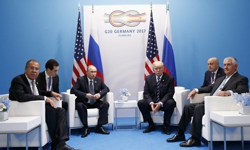 Ngoại trưởng Mỹ Rex Tillerson, Ngoại trưởng Nga Sergey Lavrov, Tổng thống Mỹ Donald Trump và Tổng thống Nga Vladimir Putin trong cuộc gặp riêng bên lề hội nghị thượng đỉnh G20. Ảnh:AP.