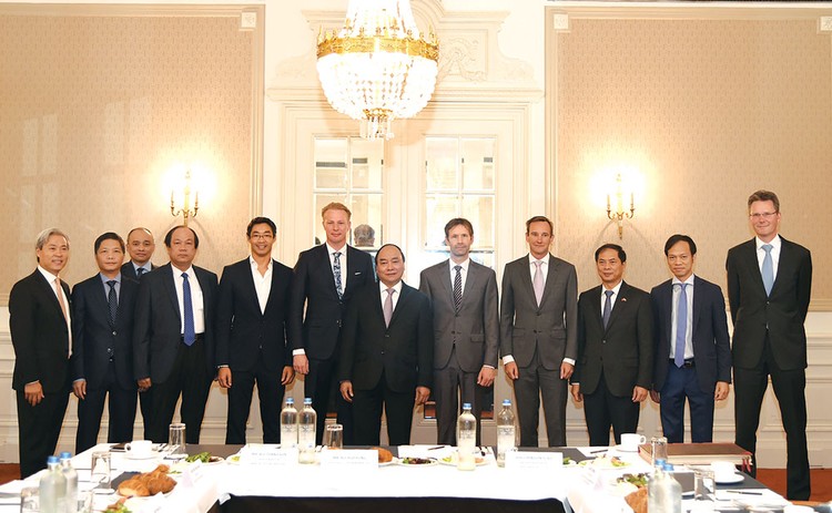 Thủ tướng Nguyễn Xuân Phúc làm việc với một số doanh nghiệp hàng đầu Hà Lan trong các lĩnh vực như tài chính, năng lượng, đầu tư gián tiếp. Ảnh: Quang Hiếu