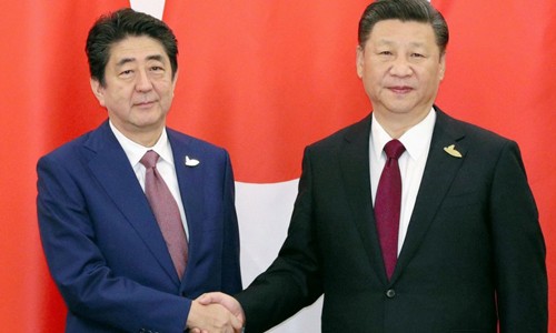 Thủ tướng Nhật Bản Shinzo Abe, trái, gặpChủ tịch Trung Quốc Tập Cận Bình ở Đức. Ảnh:Kyodo.