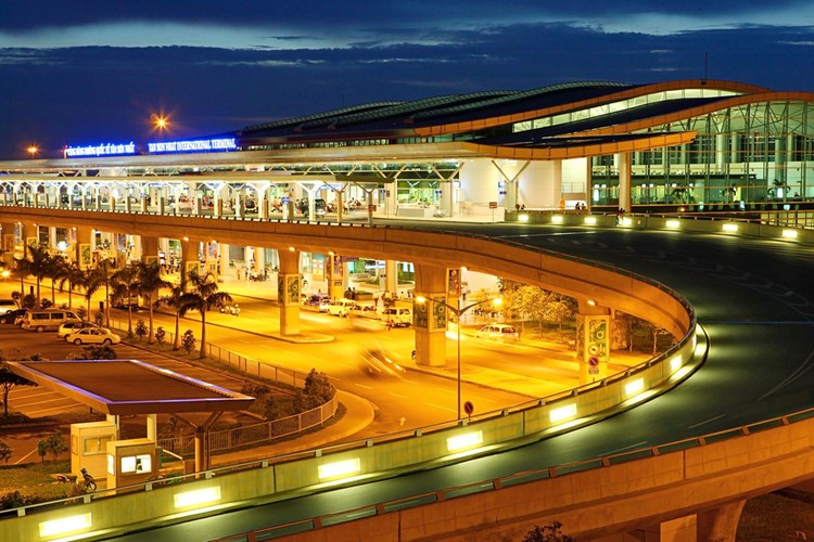 Để nâng cao công suất khai thác của sân bay Tân Sơn Nhất cần bổ sung, hoàn thiện hệ thống đường lăn, sân đỗ, nhà ga. Ảnh: Tường Lâm