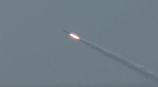 Tên lửa hành trình siêu thanh P-700 Granit được phóng đi từ tàu ngầm Nga. (Ảnh: RT)