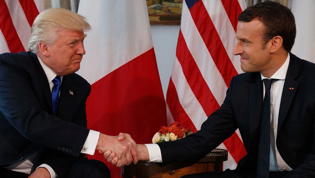 Tổng thống Mỹ Donald Trump (trái) và Tổng thống Pháp Emmanuel Macron gặp nhau trước thềm Hội nghị NATO tháng 5/2017 (Ảnh: Getty)
