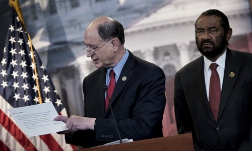 Hạ nghị sĩ Brad Sherman (trái) và hạ nghị sĩ Al Green. Ảnh:AFP.
