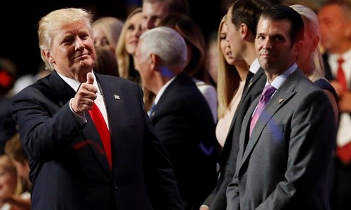 Tổng thống Mỹ Donald Trump (trái) và con trai Donald Trump Jr.. Ảnh:Reuters.